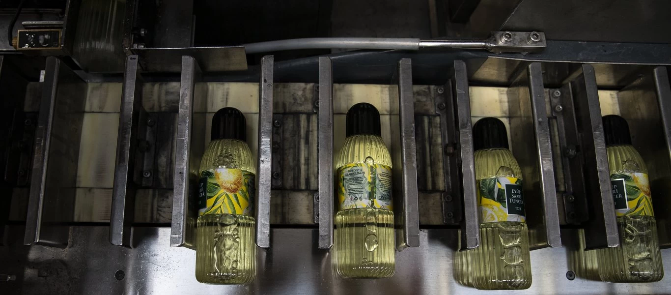 «Ουρές» για θαυματουργή κολόνια που θεραπεύει τον κορωνοϊό - Στην Τουρκία των... πέντε κρουσμάτων (βίντεο)